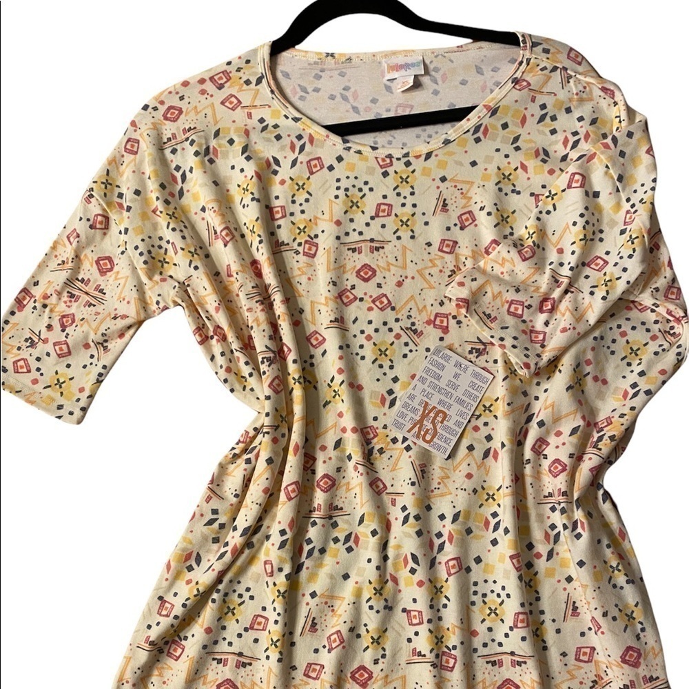 NWT LuLaRoe Irma top a loose, knit "high-low" tunic w/
fitted mid-length sleeves